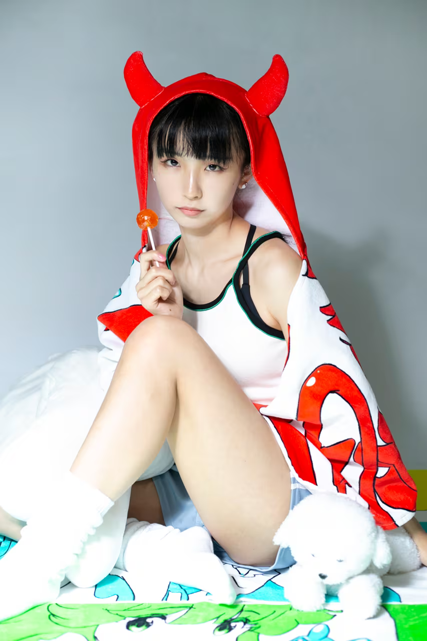 Devil Girl Eats Slime Cube Towel  [数量限定：ミニ缶バッジ付]